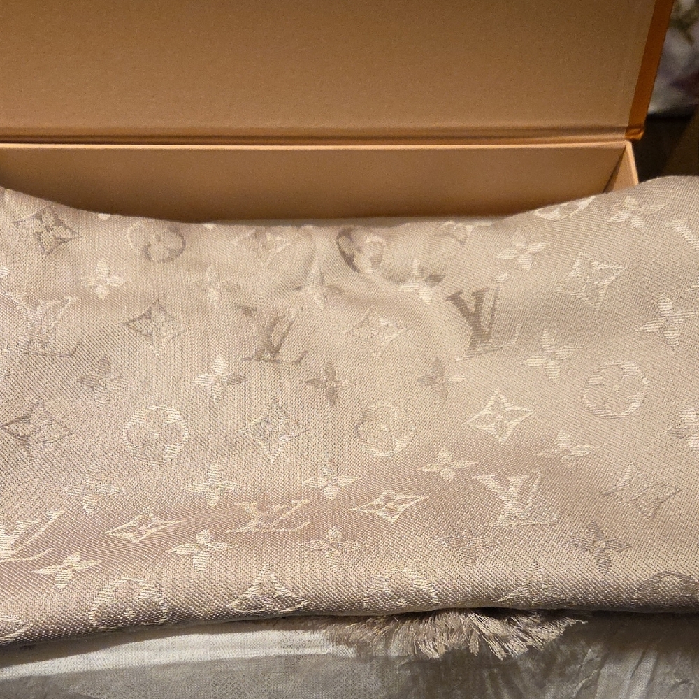 Louis Vuitton Large Light Taupe Monogram Shawl - Picture 4 of 5